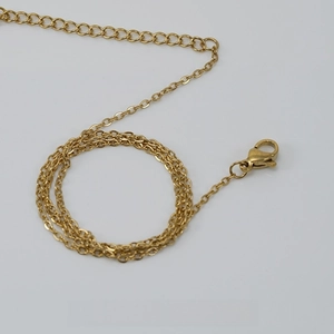 Detailed view of 18K gold-plated stainless steel cable chain with lobster clasp and extender