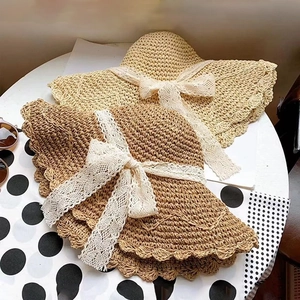 Cappelli estivi in paglia a tesa larga con fiocchi in pizzo beige e marrone caffè