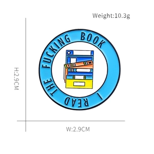 Vue macro du badge bleu circulaire avec des livres et le texte I Read The Book