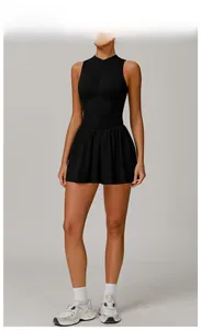 Robe de tennis noire avec jupe plissée et tissu haute élasticité en vue complète