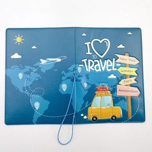 Detalle de una funda de pasaporte azul con gráficos en relieve y banda elástica de cierre