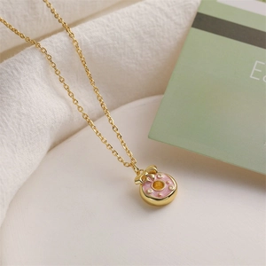Collana chic in oro con pendente a cuore donut rosa e fiocco 3D elegante da donna
