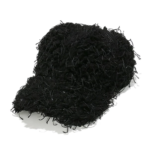 Détail de la casquette de baseball noire en peluche avec texture à franges et bord incurvé