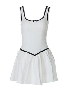Robe courte blanche ajustée avec col en U, bordures contrastées noires et nœud