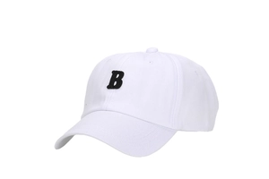 Dettaglio del ricamo nero lettera B sul tessuto del cappellino in cotone bianco