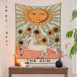 Detail eines Tarot-Wandteppichs Die Sonne mit Sonnenblumen und weißem Pferd an Wand