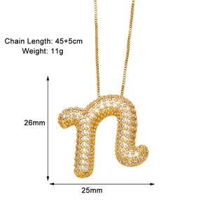 Détail du pendentif lettre 'n' en écriture cursive pavé de zircons et mesures