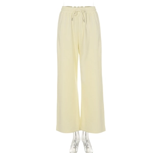 Détail du pantalon large jaune à taille haute avec cordon de serrage élastique et maille