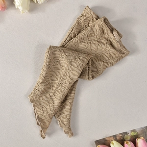 Détail de la texture plissée ondulée beige pour les ensembles deux pièces ajustés