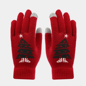 Detail von roten Weihnachts-Strickhandschuhen mit Touchscreen-Fingern und Baum-Motiv