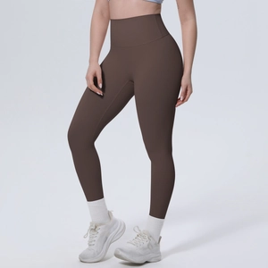 Detail des hohen, breiten Bundes der dunkelbraunen Kompressions-Yoga-Leggings zur Bauchkontrolle