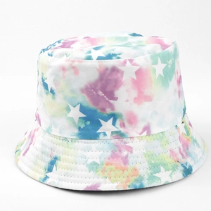 Détail du bob tie-dye coloré avec des motifs d'étoiles blanches et des coutures renforcées