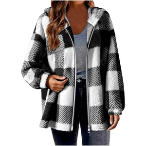 Detailopname van de fleece textuur en rits van het geruite vest met capuchon