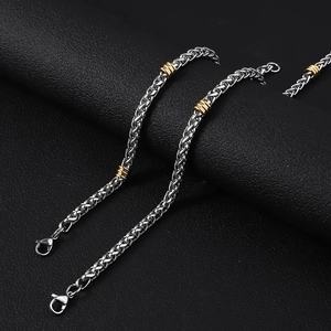 Dettaglio della collana a catena intrecciata argento con accenti cilindrici d'oro