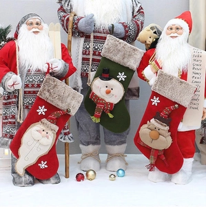 Bottes de Noël en peluche avec motifs 3D du Père Noël, d'un bonhomme de neige et d'un renne