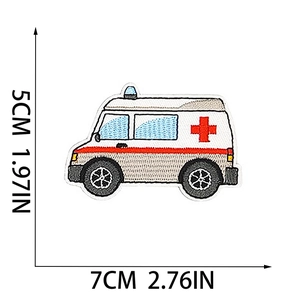 Detaillierte Sticktextur und Maße des Cartoon Krankenwagen-Aufnähers