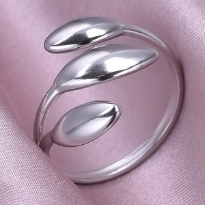 Nahaufnahme eines 304 Edelstahlrings mit offenem dreiblättrigem Design im Vintage-Stil