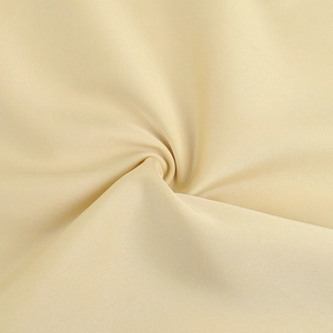 Macro du tissu en satin crème avec texture sergé pour cette longue robe élégante