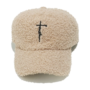 Dettaglio cappello da baseball in pile beige con ricamo croce faith di colore nero