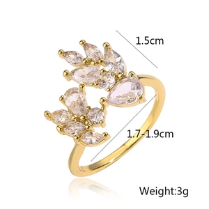 Dettaglio anello geometrico in zircone dorato con misure di 1,5cm e 3g di peso