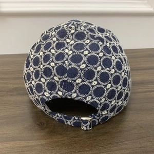 Casquette de baseball brodée bleu marine avec boucle de réglage en métal argenté au dos