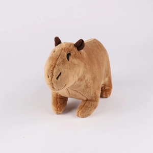 Primo piano del morbido peluche marrone e della trama dettagliata del pupazzo capibara