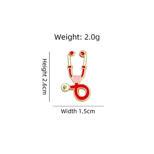 Broche stéthoscope créative en émail rouge avec cœur rose, badge médical de 2,6 cm