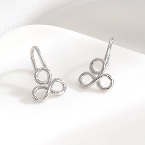 Vue détaillée des boucles d'oreilles argentées géométriques avec anneaux triples entrelacés