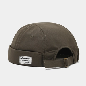 Gros plan du bonnet docker vert olive avec tissu ripstop et boucle métallique réglable
