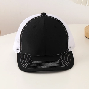 Détail d'une casquette trucker noir et blanc avec coutures précises et maille respirante