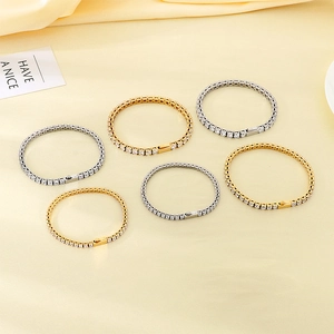 Bracelets de tennis en or et argent avec zircon sur un fond de tissu beige doux