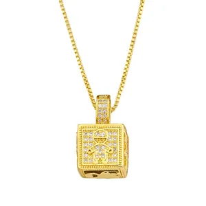 Goldene Box-Kette mit Würfelanhänger und Mikro-Zirkon-Besatz im Strichmännchen-Design
