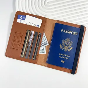 Détail intérieur d'un porte-cartes en cuir marron avec fentes et sangle élastique