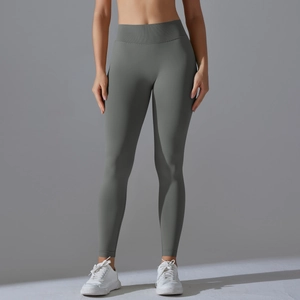 Detailansicht der nahtlosen High-Waist-Yogahose mit V-Schnitt und Peach-Lift-Effekt am Po