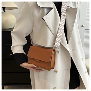 Borsa a tracolla in pelle PU marrone con ampia tracolla geometrica e chiusura a patta elegante