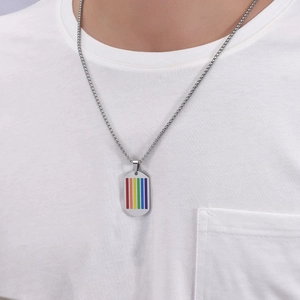Primer plano de un collar para hombre de acero inoxidable con placa de arcoíris