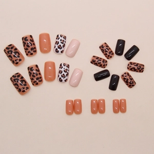 Faux ongles carrés à presser avec motif léopard et finition brillante orange et noir