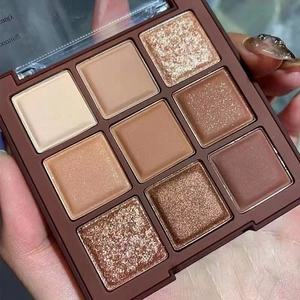 Close-up van een chocolade oogschaduwpalet met negen kleuren en matte texturen