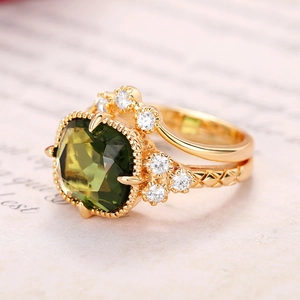 Detailansicht des olivgrünen Ring-Sets mit kissengeschliffenem Stein und Goldband