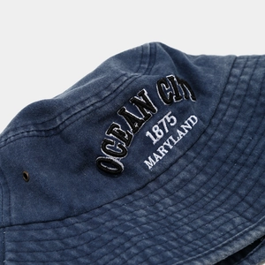 Cappello a secchiello blu navy in tela lavata con ricamo Ocean City e stile retrò
