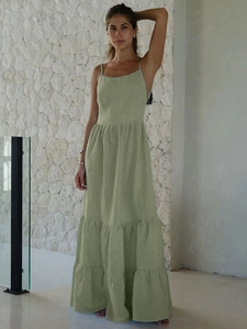 Robe longue à volants vert sauge avec dos nu, bretelles fines et texture en lin