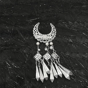 Épingle à cheveux Miao en argent avec lune perles et glands élégants au style ethnique
