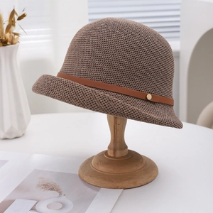 Atmungsaktiver kaffeebrauner Strick-Sonnenhut mit Lederband und goldener Schnalle