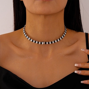 Gros plan d'un cou portant un collier ras du cou en zircon noir et blanc marquise