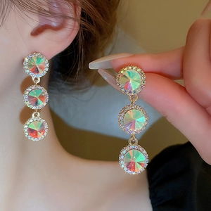 Boucles d'oreilles dorées avec trois cristaux AB ronds et halo de diamants brillants
