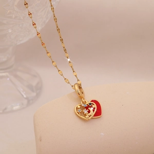 Collana con ciondolo a cuore dorato con motivo a stella e luna e smalto rosso