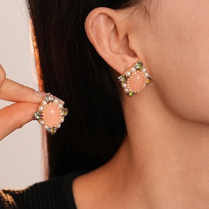 Vintage geometrische rautenförmige Ohrringe mit Perlenrand und orange-rosa Harzstein