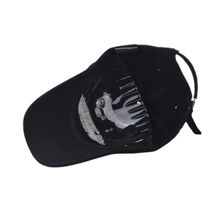 Gros plan de l'intérieur de la casquette de baseball noire avec sangle réglable