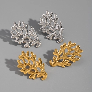 Dettaglio di orecchini geometrici a forma di corallo in finitura oro e argento