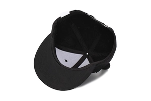 Détail intérieur de la casquette de baseball noire avec bandeau et fermeture réglable
